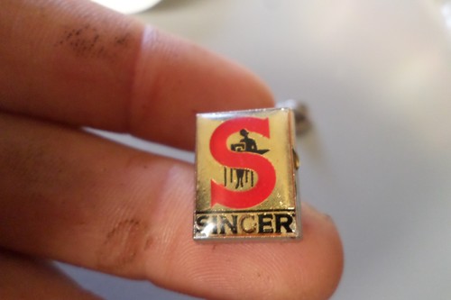 Pin broche badge singer - s,